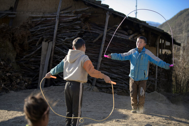 Wang Li - Children-in-Daliangshan-8